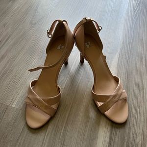 🚨 like new!! Only worn once nude heels